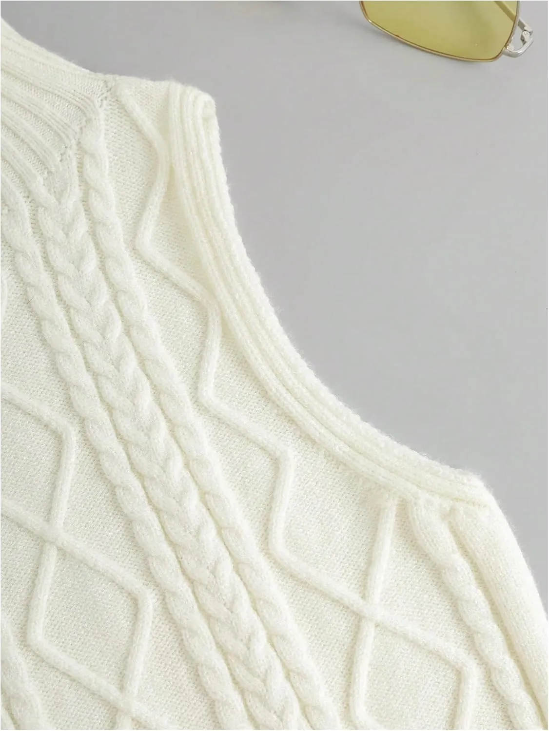 Verdusa Women's Cable Knit Crop Sweater Vest Mock Neck Sleeveless Knit Tops